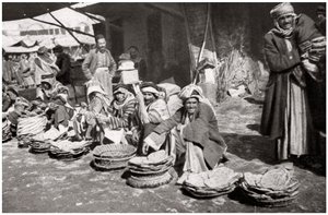 Suq El Khubur, et hjemmehørende brødmarked, Bagdad, Irak, 1925.