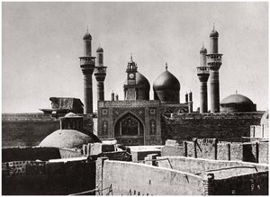 De gyldne kupler og minareter i al-Kadhimiya-moskeen, Bagdad, Irak, 1925