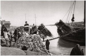 Lossning af last fra en båd, Muhaila, Bagdad, Irak, 1925. af A. Kerim