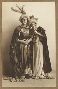 [Mand og kvinde i kostume, iført fjerklædte hatte]. af A. Louis Mojonier
