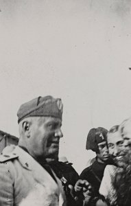 Album "Duce": Benito Mussolini under et officielt besøg på Sicilien (s/h foto) af A. Scarlata