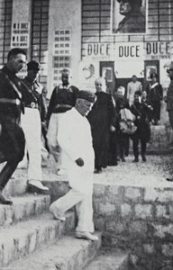 Album "Duce": Benito Mussolini under et officielt besøg på Sicilien (s/h foto) af A. Scarlata
