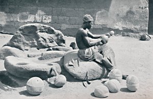 En Yoruba-mand, der graverer lerskåle og vandkrukker, Lagos bagland, det sydlige Nigeria, 1912 af A. W. Gelston
