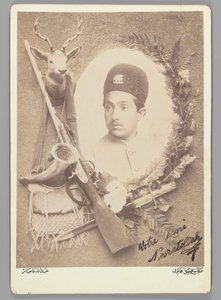 Officielt kongeligt portræt af prins Nosratollah, 1899 (foto af sølvalbummer) af Abdullah Qajar