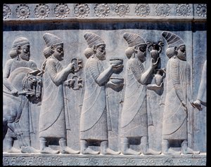 Udsigt over relieffer af østtrapper: Assyriske ambassadører bringer tilbud og gaver af Achaemenid