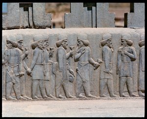 Udsigt over relieffer af nordlige trapper af Achaemenid