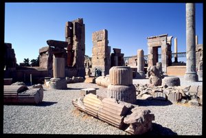 Udsigt over den vestlige indgang til Hundredsøjlesalen af Achaemenid