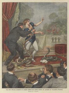 En smuk sibirisk slangecharmetør blev bidt af en pyton under et show i Alessandria (Piemonte) af Achille Beltrame