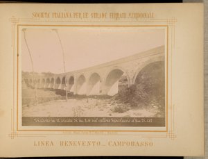 Viadukt i 14 buer på 8,00 meter over Fascoluccio-slugten ved kilometer 75 + 467 af Achille Mauri