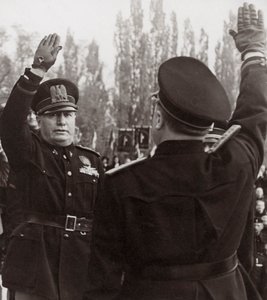 Benito Mussolini ærer en fascistisk embedsmand med en hilsen (s/h foto)