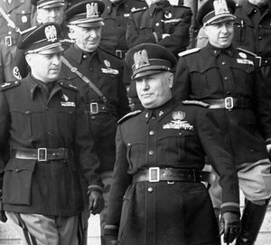 Mussolini ved en militærparade (s/h foto)