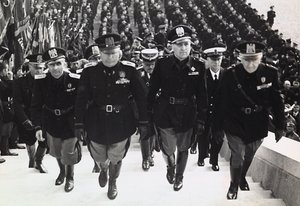 Mussolini ved en militærparade (s/h foto)
