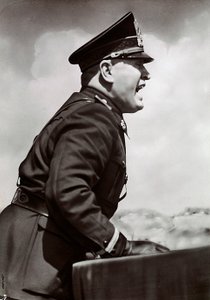 Mussolini holder en tale (s/h foto)
