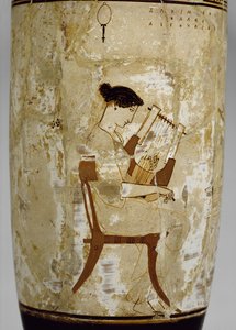Lofts hvidgrundet lekythos dekoreret med en kvinde, der spiller en cithara (glaseret terracotta) af Achilles Painter