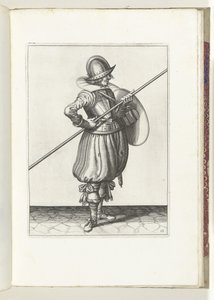 Skjold- og piggeøvelsen: Soldaten flytter piggen til trækposition på to gange, første bevægelse (nr. 13), 1618 Nassausche Wapen-Handelinge, van Schilt, Spies, Rappier and the Targe: beyde figuerlick afbildet, ende indrammet efter den nye