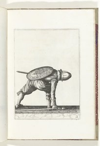 Skjold- og piggeøvelsen: Soldaten bøjer sig ned for at samle piggen op (nr. 28), 1618 Nassausche Wapen-Handelinge, van Schilt, Spies, Rappier and the Targe: beyde figuerlick afbildet, og indrammet efter den nye orden [af] (...) Maurits van Nassau (t. af Adam van Breen