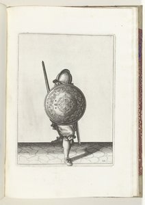 Skjold- og piggeøvelsen: Soldaten i forsvarsposition med den ene fod foran og hans griber og skjold på knæet foran kroppen, set forfra (nr. 22), 1618 The Nassausche Weapons Act, af Schilt, Spies, Rappier og Targ af Adam van Breen