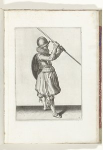 Skjold- og piggeøvelsen: Soldaten med piggen vinklet i begge hænder og skjoldet på ryggen (nr. 2), 1618 Nassausche Wapen-Handelinge, van Schilt, Spies, Rappier and the Targe: beyde figuerlick afbildet, og indrammet efter den nye orden [va af Adam van Breen