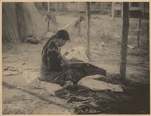 [Kvinde fra Meskwaki-nationen i færd med perlearbejde].
 af Adolph F. Muhr