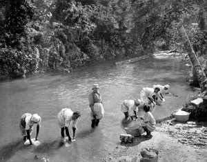 Kvinder vasker tøj i floden, Port Antonio, Jamaica, c1905