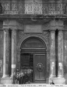En gruppe skoledrenge forlader Hotel de Ville, ca. 1890-99 af Adolphe Giraudon