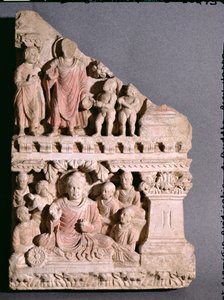 Scener fra Buddhas liv: Ofring af en skål med støv og den første prædiken, græsk-buddhistisk stil, fra Hadda, 1.-4. århundrede (kalksten)