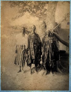 Tre senegalesiske mænd i traditionel kostume (s/h-billede)