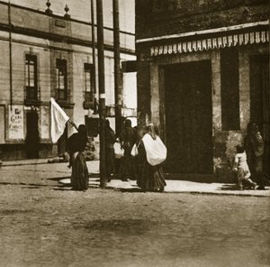 Kvinder går i gaderne i ly af et hvidt flag under "La decena tragica" i Mexico City, februar 1913 af Agustin Victor Casasola