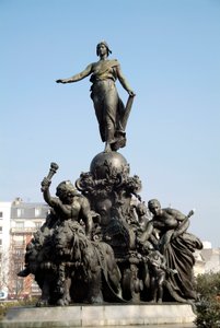 Nationens kampvogn eller republikkens triumf. Symbol for almindelig valgret. Stående på en tank affyret af to løver (symbol på folkelig magt), er Marianne omgivet af allegorierne om arbejde, retfærdighed, fred og overflod. Omkring det, tilstedeværelsen af 