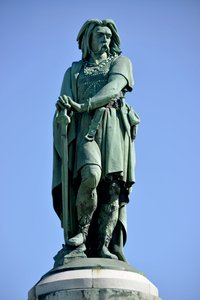 Kolossal statue af Vercingetorix (72-46 f.Kr.), gallisk leder - Skulptur af Millet Aime (1819-1891) 6,60 m høj erige i 1865 på den vestlige del af Mont Auxois (base 7 m høj af Viollet Le Duc) Alise Sainte Reine 1865