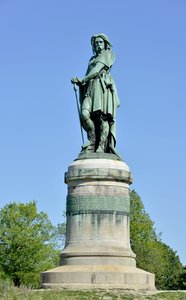 Kolossal statue af Vercingetorix (72-46 f.Kr.), gallisk leder - Skulptur af Millet Aime (1819-1891) 6,60 m høj erige i 1865 på den vestlige del af Mont Auxois (base 7 m høj af Viollet Le Duc) Alise Sainte Reine 1865