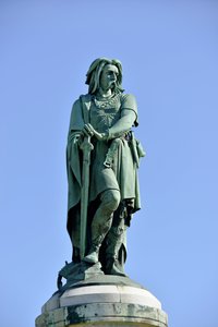 Kolossal statue af Vercingetorix (72-46 f.Kr.), gallisk leder - Skulptur af Millet Aime (1819-1891) 6,60 m høj erige i 1865 på den vestlige del af Mont Auxois (base 7 m høj af Viollet Le Duc) Alise Sainte Reine 1865