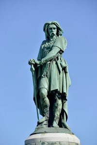 Kolossal statue af Vercingetorix (72-46 f.Kr.), gallisk leder - Skulptur af Millet Aime (1819-1891) 6,60 m høj erige i 1865 på den vestlige del af Mont Auxois (base 7 m høj af Viollet Le Duc) Alise Sainte Reine 1865