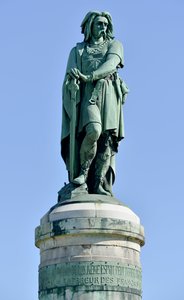 Kolossal statue af Vercingetorix (72-46 f.Kr.), gallisk leder - Skulptur af Millet Aime (1819-1891) 6,60 m høj erige i 1865 på den vestlige del af Mont Auxois (base 7 m høj af Viollet Le Duc) Alise Sainte Reine 1865
