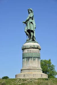 Kolossal statue af Vercingetorix (72-46 f.Kr.), gallisk leder - Skulptur af Millet Aime (1819-1891) 6,60 m høj erige i 1865 på den vestlige del af Mont Auxois (base 7 m høj af Viollet Le Duc) Alise Sainte Reine 1865
