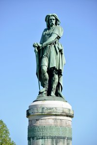 Kolossal statue af Vercingetorix (72-46 f.Kr.), gallisk leder - Skulptur af Millet Aime (1819-1891) 6,60 m høj erige i 1865 på den vestlige del af Mont Auxois (base 7 m høj af Viollet Le Duc) Alise Sainte Reine 1865