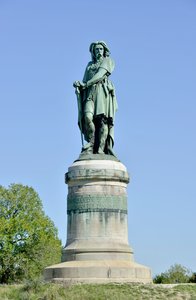Kolossal statue af Vercingetorix (72-46 f.Kr.), gallisk leder - Skulptur af Millet Aime (1819-1891) 6,60 m høj erige i 1865 på den vestlige del af Mont Auxois (base 7 m høj af Viollet Le Duc) Alise Sainte Reine 1865