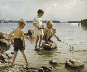 Drenge leger på kysten