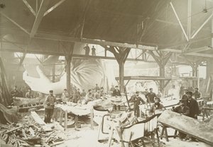Mænd i et værksted, der hamrer plader af kobber til konstruktionen af Frihedsgudinden, 1883