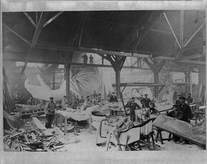 Håndværkere konstruerer Frihedsgudinden i Bartholdis lagerværksted i Paris, ca. vinteren 1882