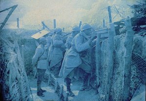 En fransk lyttepost: soldater i en skyttegrav på vestfronten, Frankrig, 1916 (autokrom) af Albert Samama Chikli