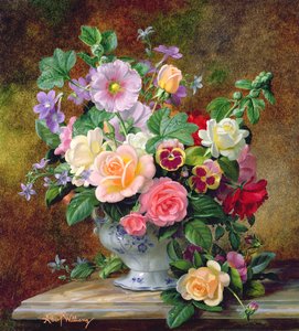 Roser, stedmoderblomster og andre blomster i en vase