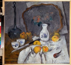 Stilleben med en karaffel og en pibe (sammensætning med også æbler på klæde, kniv og bakke) - Stilleben med en karaffel og en pibe - Værk af Alexander Vasilyevich Shevchenko (Alexandre Chevtchenko) (1883-1948), olie på pap
