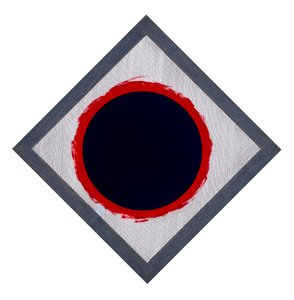 Blå cirkel på rød diamant, 2022 (emalje og pen på kort) af Alex Dunn