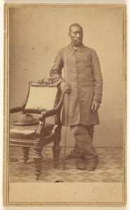 [Sort soldat står nær stol med hat i sæde]. af Alexander Gardner