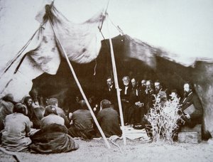 General William T. Sherman (1820-91) præsiderer ved traktaten om Fort Laramie med Chief Red Cloud, april 1868 (s/h foto) af Alexander Gardner