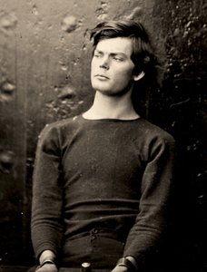 Lewis Powell i håndledsjern ombord på USS Saugus, 1865 af Alexander Gardner