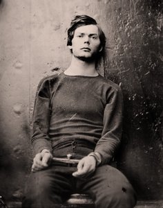 Lewis Powell i håndledsjern ombord på USS Saugus, 1865