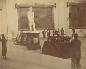 [Thaddeus Stevens ligger i staten i rotunden på Capitol i Washington], 1867. af Alexander Gardner