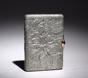 Cigaretæske, efter 1896 (sølv, cabochon safir monteret i guld) af Alexander Karpov